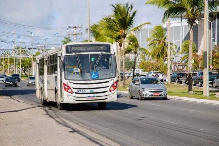 Prefeitura autoriza ônibus a pararem fora do ponto para mulheres à noite em Lauro de Freitas
