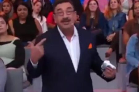 Ratinho faz comentário transfóbico contra Erika Hilton durante programa no SBT: “tem que ter útero”