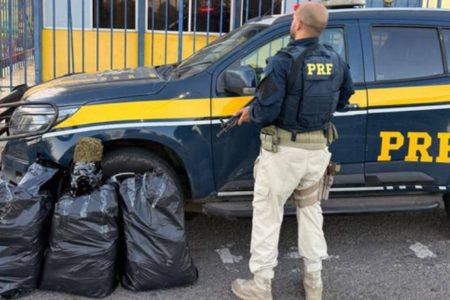 Motorista foge da PRF, capota carro e abandona 30 kg de maconha em Feira de Santana
