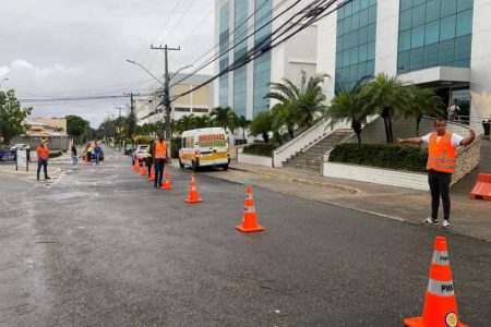 Pai é agredido e tem carro roubado na porta de escola em Lauro de Freitas