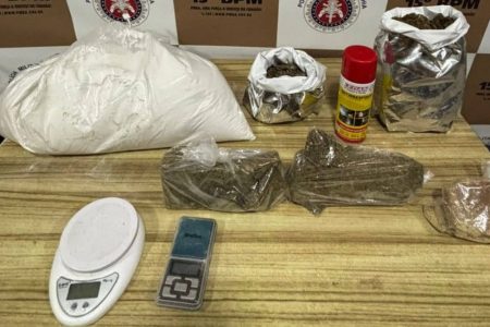 Polícia apreende mais de 20 kg de drogas em imóvel abandonado em Itabuna