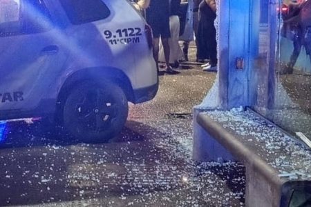 Motorista perde controle, invade ponto de ônibus e deixa quatro feridos na Barra
