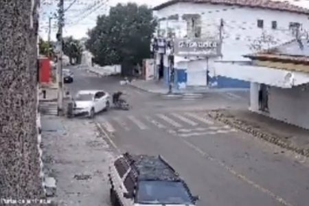 Mulher é atropelada após colisão entre carro e moto em Guanambi