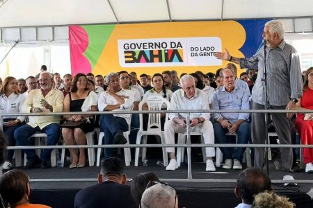 Wagner brinca com adversário de Otto e senador fica constrangido em palanque