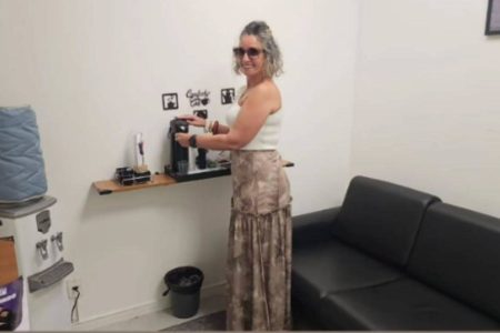 Esposa de subcomandante aparece em sala VIP da PMBA e cena repercute nas redes