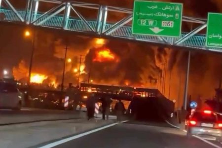 Ataque atribuído a Israel provoca incêndio em depósito de combustível do Irã