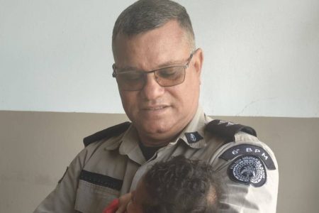 Policial militar salva bebê de três meses engasgado na Bahia