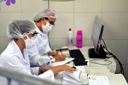 OMS alerta para risco de nova catástrofe humanitária com surto de ebola na África