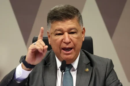 Deputados do PT pedem afastamento de Carlos Viana da presidência da CPMI do INSS
