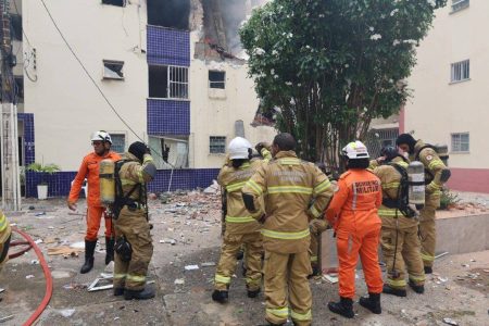 Codesal e DPT realizam vistoria em prédio atingido por explosão em Salvador