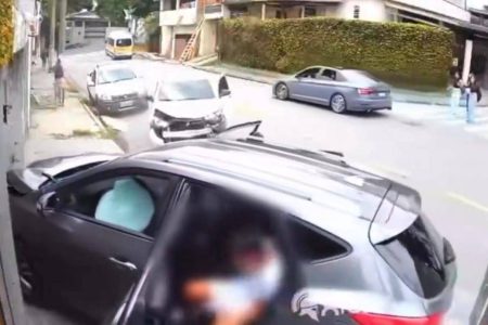 Jovens pegam carro escondido dos pais e acabam batendo veículo