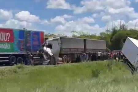 Acidente com nove veículos deixa um morto e seis feridos na BR-324, em Amélia Rodrigues