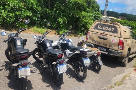 PM desarticula desmanche e recupera motos roubadas em Salvador