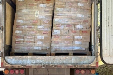 Polícia Civil apreende 25 toneladas de salsichas vencidas na BR-324, em Candeias