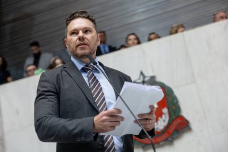 Comissão da Câmara aprova moção de aplausos a ex-agente da PF que prendeu Lula