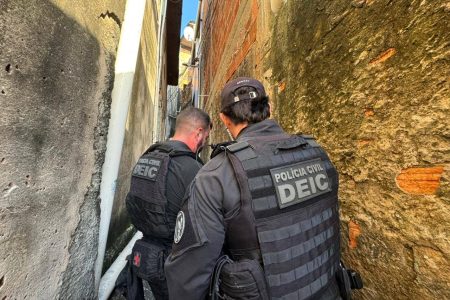 Polícia Civil desmonta ponto de tráfico e prende dois homens na Barra