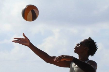 Festival de vôlei de praia reúne jovens e promove inclusão social em Salvador
