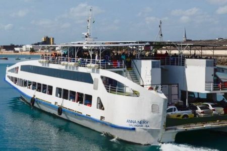 Ferry-boat terá operação especial no feriado e restringe embarque de veículos pesados