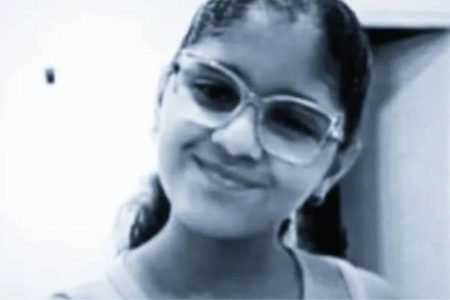 Menina de 12 anos morre após cair de moto e ser atingida por caminhão