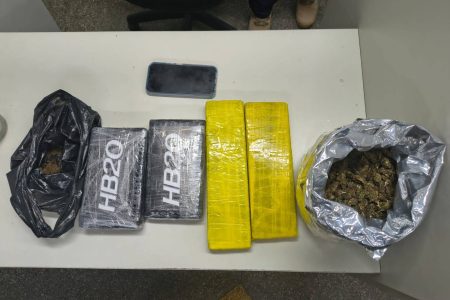 PM intercepta carro após perseguição e apreende 4 kg de drogas em Salvador