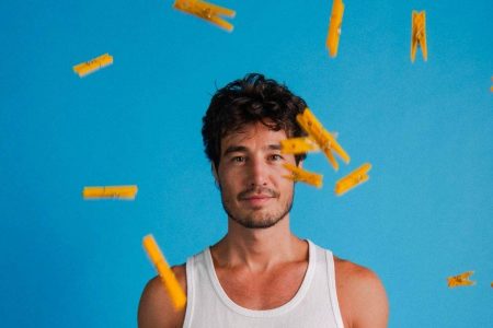 Tiago Iorc celebra 10 anos de álbum “Troco Likes” com apresentação na Concha Acústica