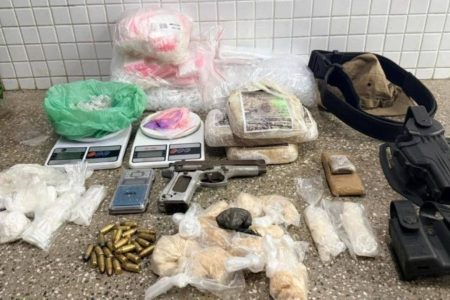 Polícia apreende arma e drogas durante operação no Lobato