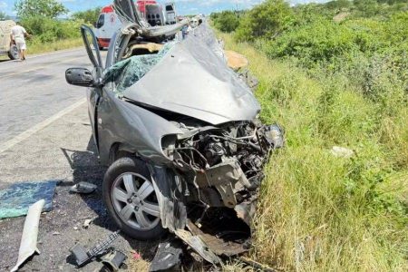Colisão entre carro e carreta deixa dois mortos e outros feridos no interior da Bahia