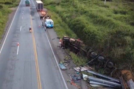 Caminhoneiro morre após carreta tombar na BR-116, no sudoeste da Bahia