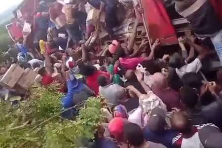 Carga de leite em pó é saqueada por multidão após carreta tombar em Vitória da Conquista