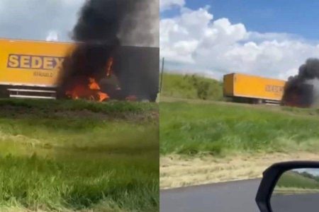 Carreta dos Correios pega fogo e chama atenção na BR-324