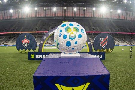 Vitória sofre virada para o Athletico em jogo marcado por pênalti polêmico na Arena da Baixada