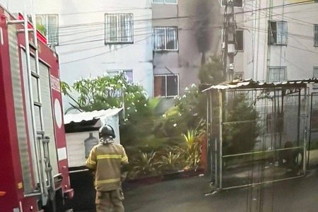Apartamento pega fogo em condomínio no Bosque das Bromélias, em Salvador
