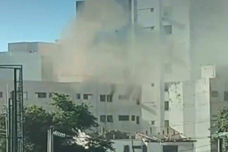 Apartamento pega fogo em prédio no Costa Azul e deixa uma pessoa ferida