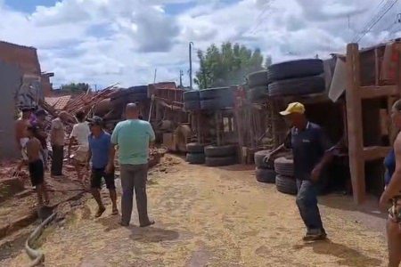 Bebê e criança ficam feridos após caminhão colidir com casas no interior da Bahia