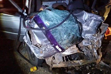 Colisão entre van e carro deixa dois mortos e quatro feridos na BR-116, na Bahia