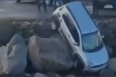 Veículo fica pendurado em pedras após se deslocar na Feira de São Joaquim