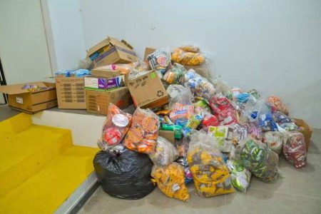 Vigilância Sanitária apreende quase 2 toneladas de alimentos vencidos em supermercado na Bahia