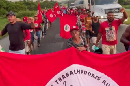 Trânsito fica lento na BR-324 com marcha do MST em direção a Salvador