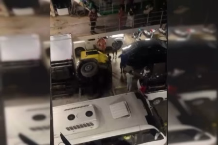 Mar agitado causa tombamento de caminhão em ferry-boat na travessia Salvador Itaparica