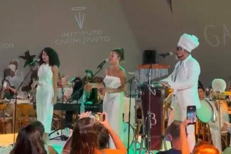 Carlinhos Brown sobe no palco com filhas durante evento beneficente em Trancoso