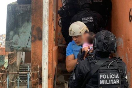 Família com bebê é mantida refém e resgatada pela PM no Curuzu