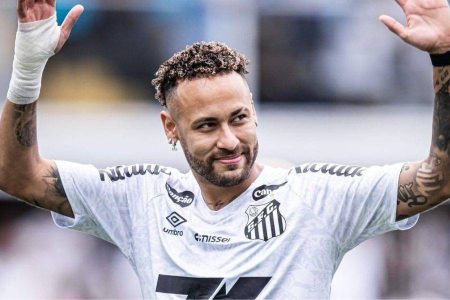 Neymar faz procedimento e mira reta final decisiva antes da Copa do Mundo