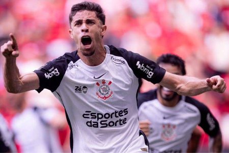 Ex-Vitória é cobrado por torcida em meio à crise no Corinthians