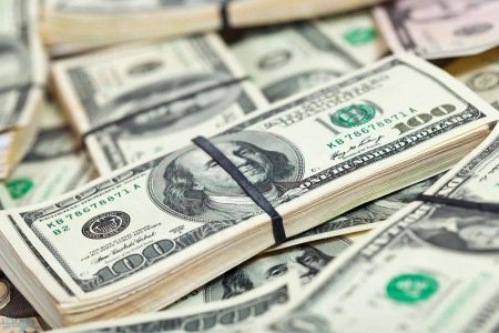 Dólar despenca e encosta em R$ 5 após trégua entre EUA e Irã