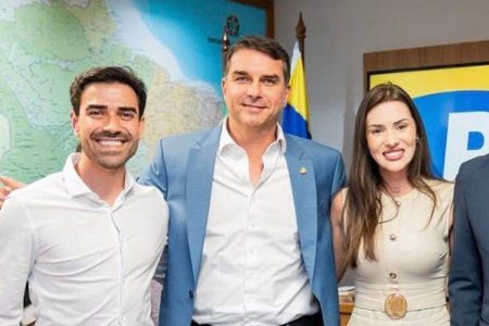 Após flerte com PT, Júnior Marabá filia esposa no PL com benção de Flávio Bolsonaro