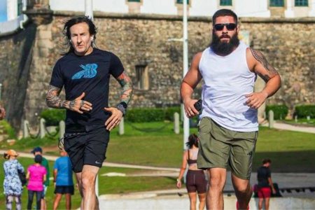 Integrante do Guns N’ Roses é visto treinando na orla antes de show em Salvador