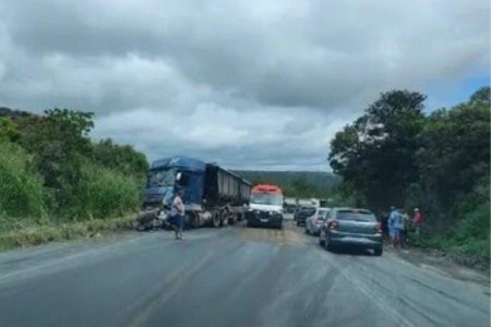 Acidente entre ônibus e carreta provoca congestionamento de 20 km na BR-242, na Bahia