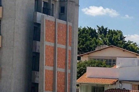 Muro gigante entre casa e prédio em MG viraliza nas redes sociais e chama atenção na web