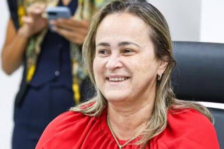 Carro de prefeita baiana é atingido por tiros em rodovia no sudoeste do estado