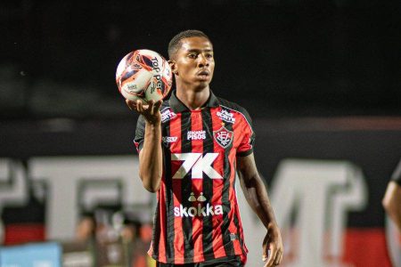 Edenilson é punido pelo STJD, mas fica à disposição do Vitória diante do Athletico-PR
